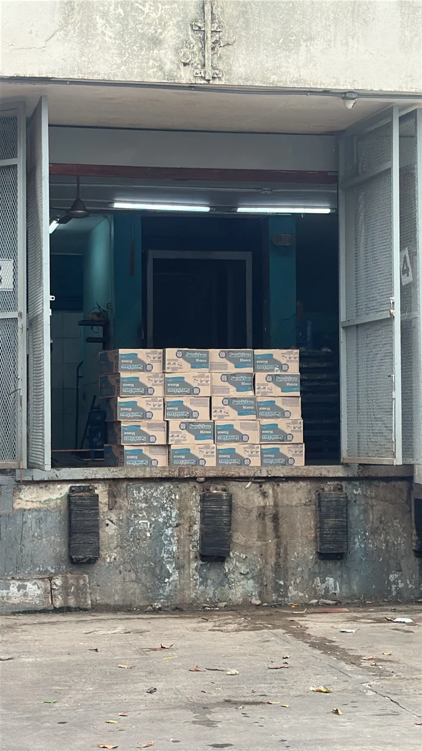 Pedido real de papel toalla institucional durante la recepción de mercancía