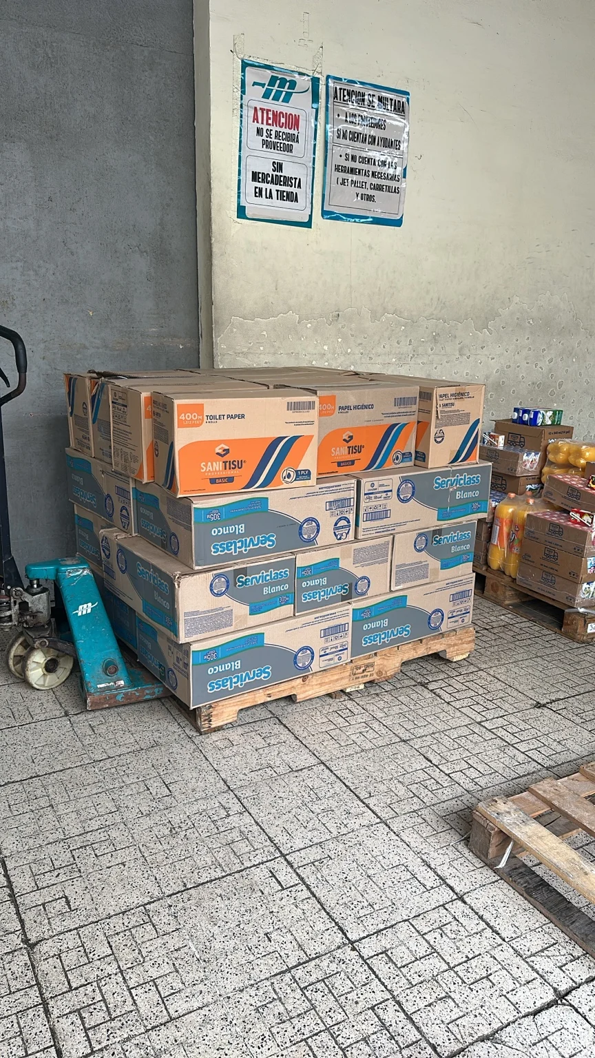 Cajas de papel toalla y papel higiénico de un pedido real por volumen